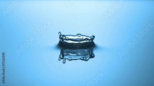 Wassertropfen slow motion blau