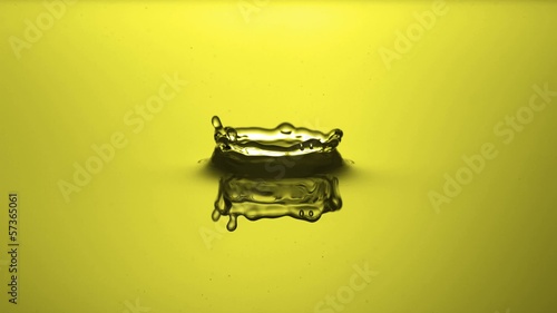 Wassertropfen slow motion gelb