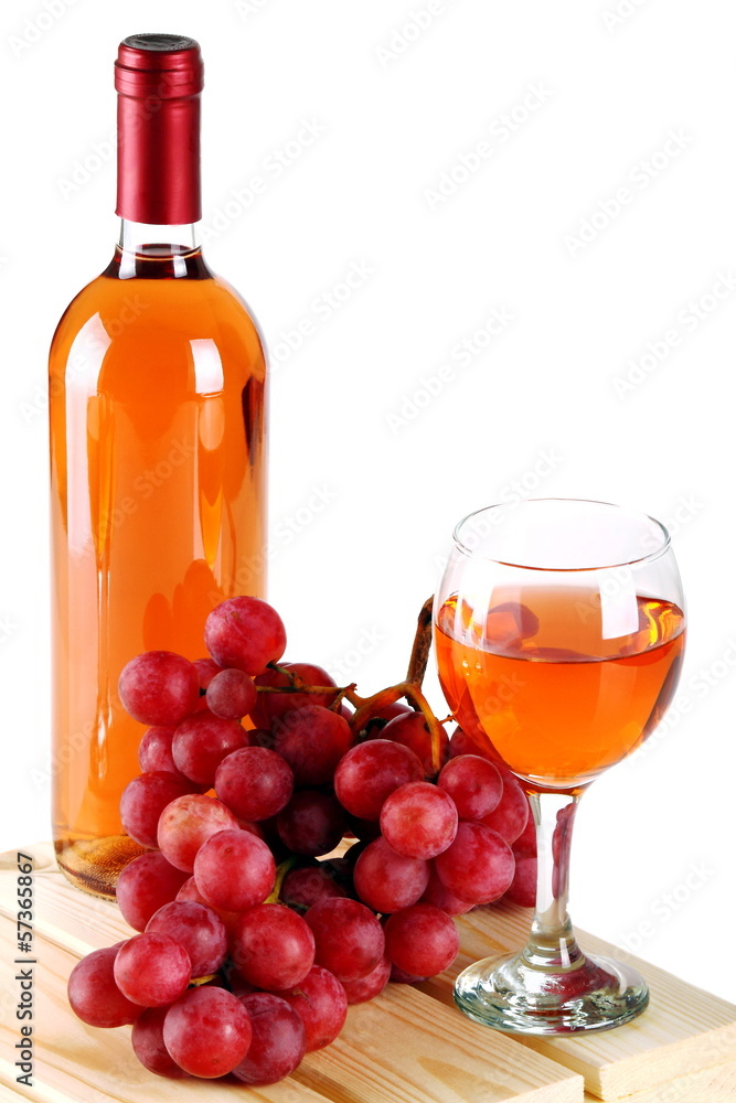 Calice di vino rosè con uva rossa