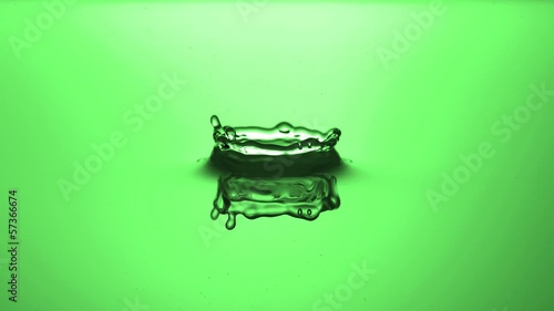 Wassertropfen slow motion grün