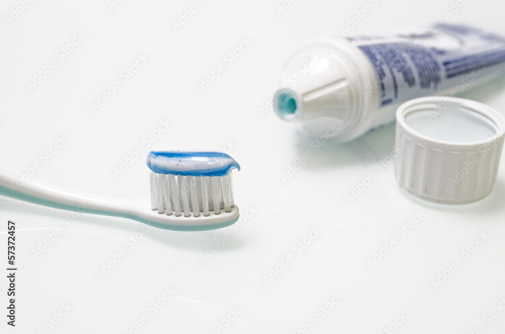 Zahnbürste mit Zahncreme Zahnbürste mit Zahncreme
