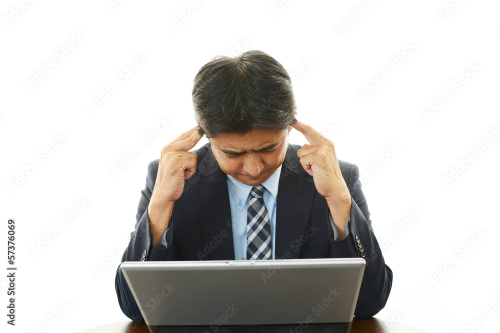 悩むビジネスマン