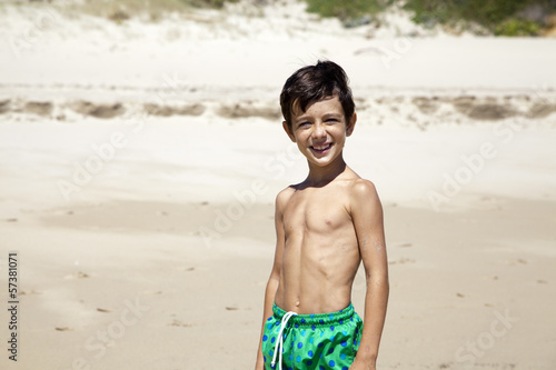 Niño sonriendo en la playa