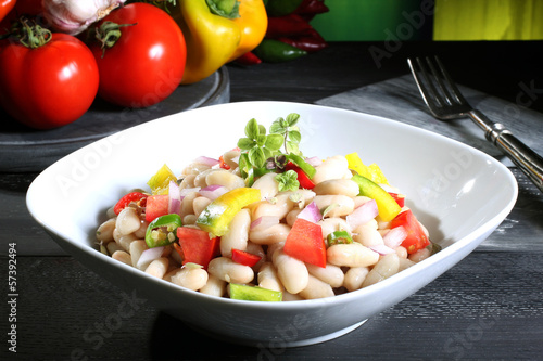 insalata di fagioli con pomodori peperoni sfondo verde