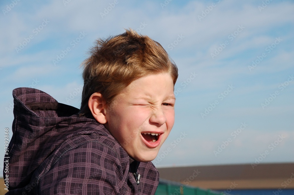 Herbstwind - Junge hat Spaß