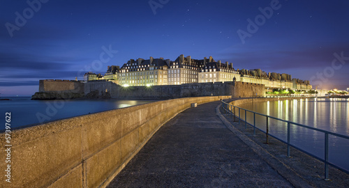 Vue nocturne sur la ville fortifiée de Saint-Malo