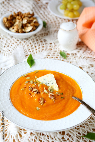 puree pumpkin soup with blue cheese
