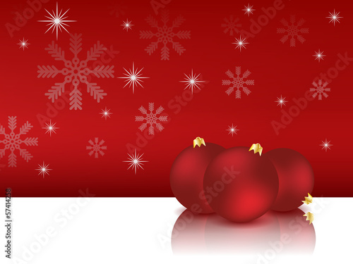 Weihnachtskugeln rot liegend mit Schneeflocken