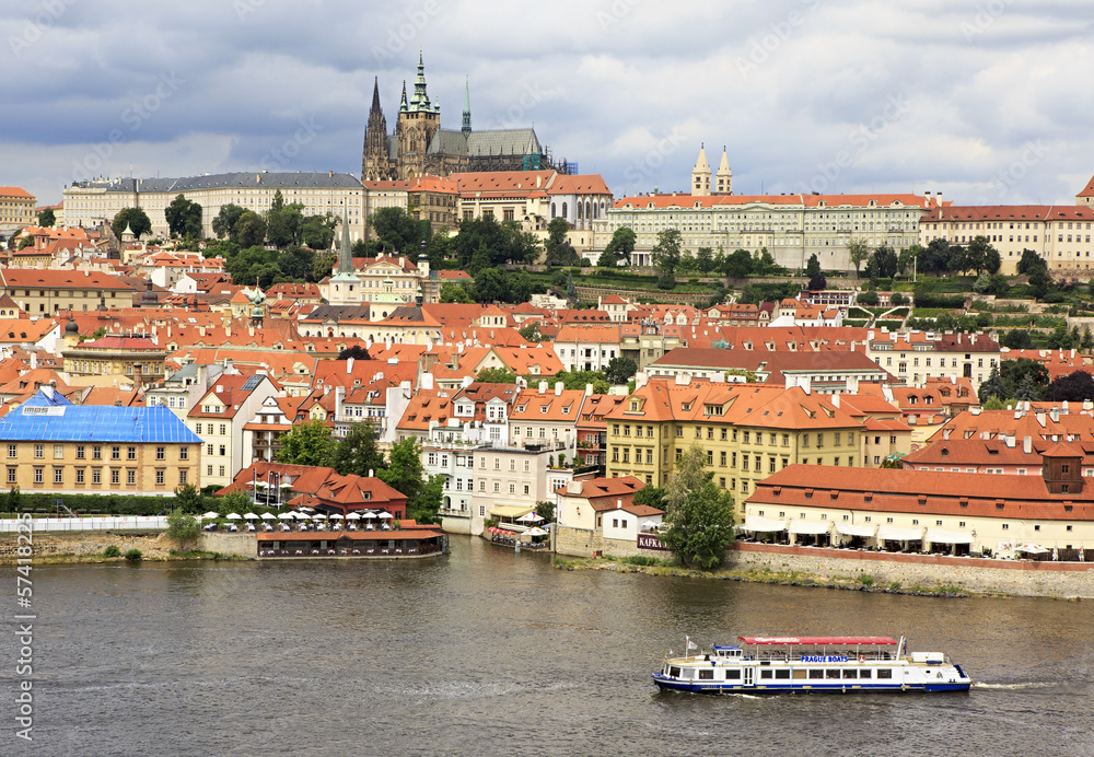 Obraz premium Motor ship on the river Vltava in the background Prague Castle.