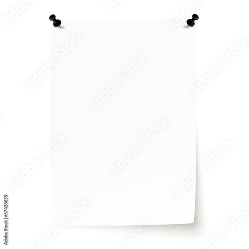 Leeres Blatt Papier mit Pins und angehobener Ecke