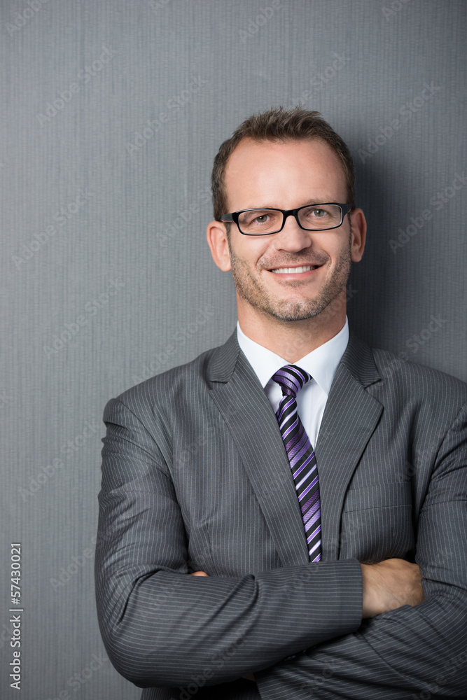 portrait geschäftsmann mit verschränkten armen portrait geschäftsmann mit verschränkten armen