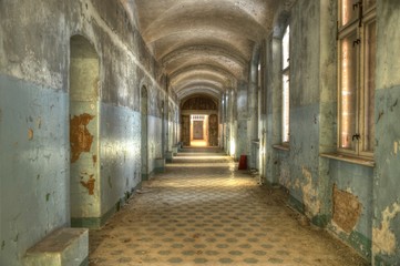 Wandcirkels Oud Ziekenhuis Beelitz Oude gang in Beelitz Heilstätten  © Stefan Schierle