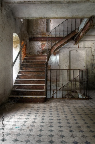 Alte Treppe in einer verlassenen Halle