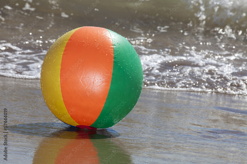 Wasserball am Strand - Beach Ball with Water Drops