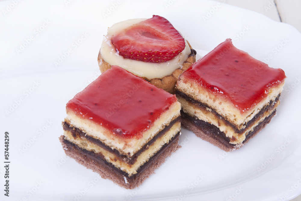pasteles en plato pasteles en plato