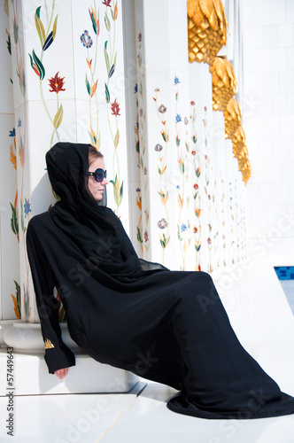 Obraz na płótnie Muslim woman w salonie