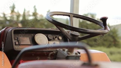 Trattore agricolo vecchio e arrugginito