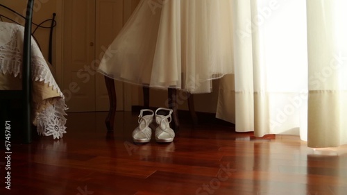 Scarpe e abito da sposa (sequenza carrello)