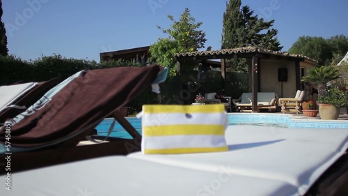 sdraio in piscina (sequenza carrello) 