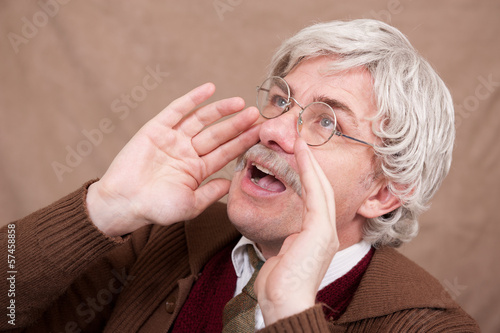 Canvastavla Old Man Using Hands To Shout
