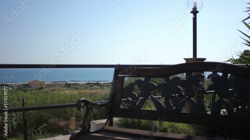 Panchina in villa la mare (sequenza carrello) 