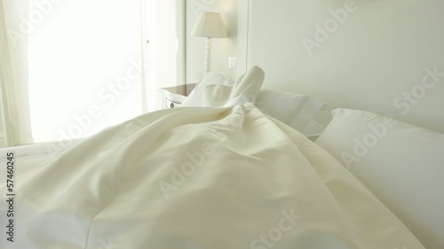 Abito da sposa su letto