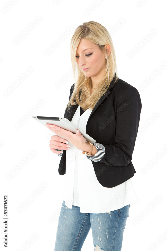 Junge Frau blickt auf Tablet Computer Junge Frau blickt auf Tablet Computer