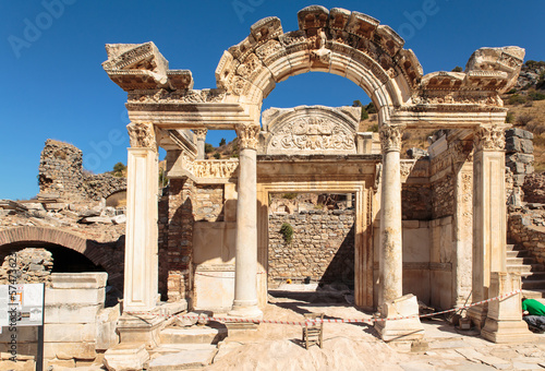 Hadrianus Tempel in Efeze photo