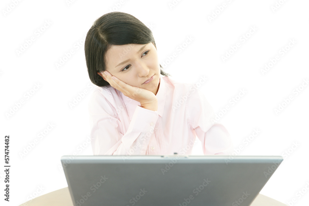 疲れた様子の女性