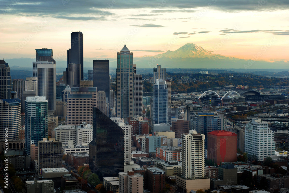 Fototapeta premium Seattle Skyline with Mount Ranier