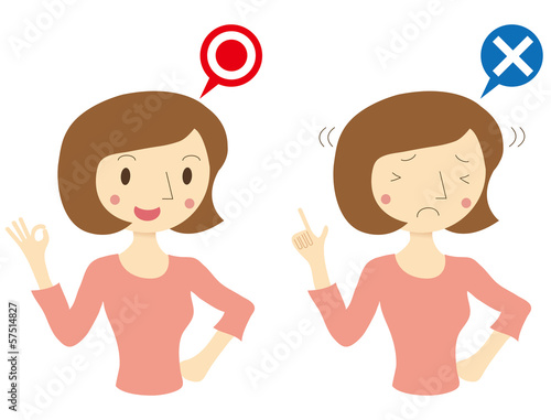 判定サインを出す女性