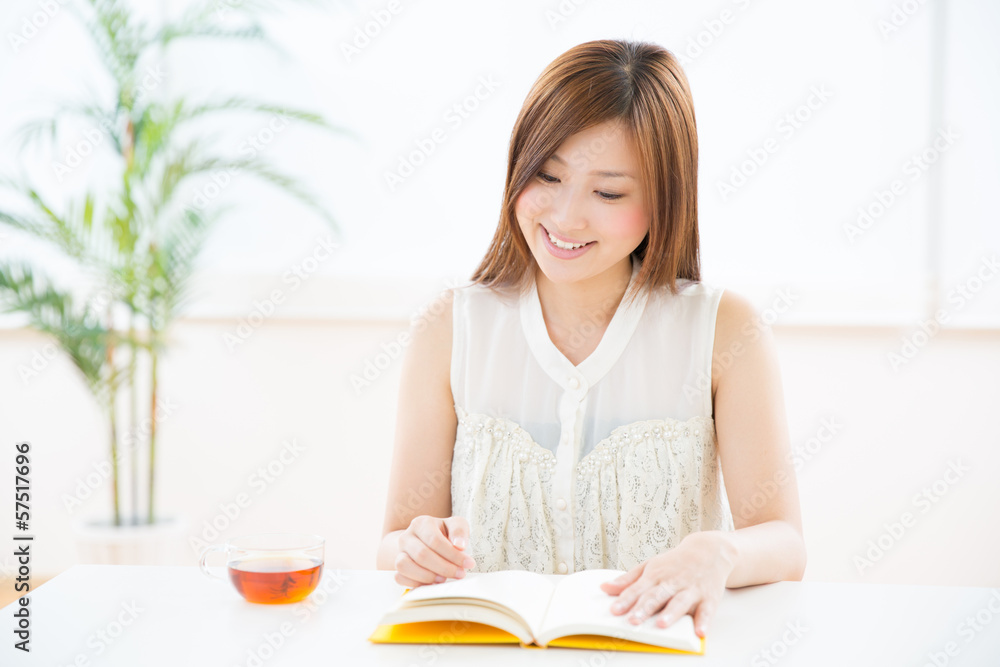 本を読む女性