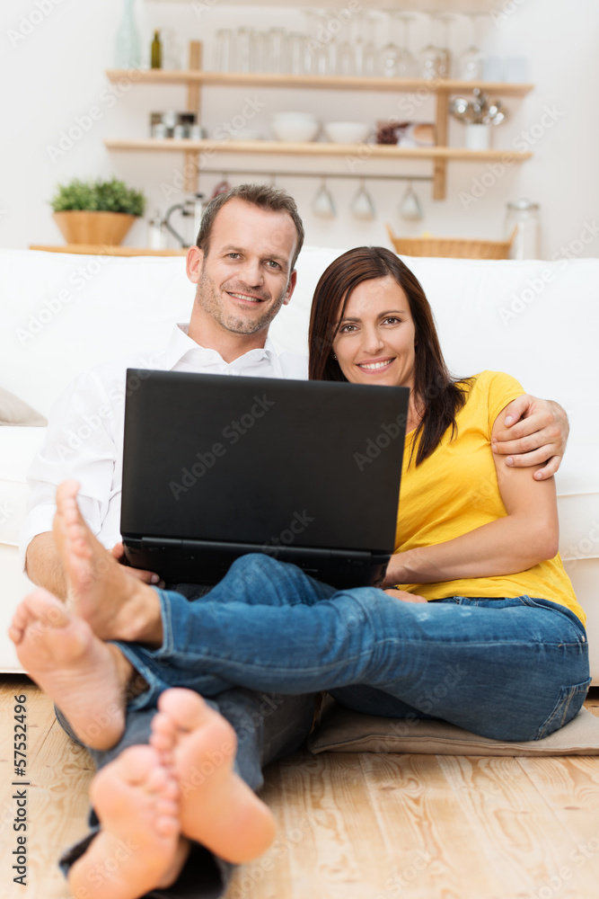 entspanntes paar sitzt mit laptop zu hause entspanntes paar sitzt mit laptop zu hause