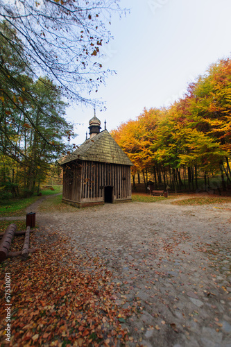 zabytkowe drewniane kapliczki, jesień, Las Łagiewnicki w Łodzi, 