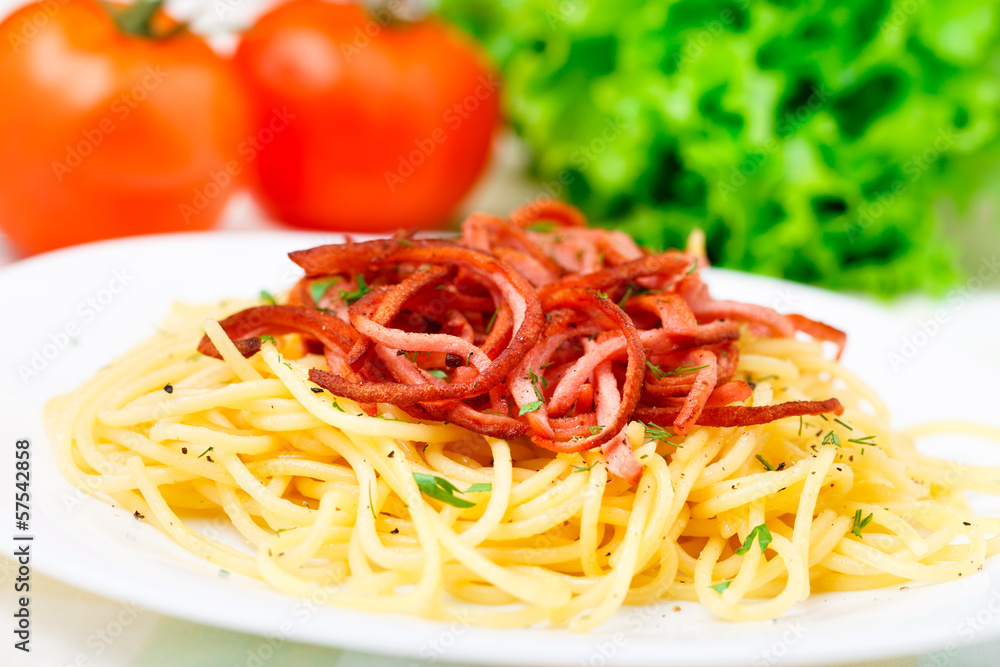 Spaghetti with fried ham