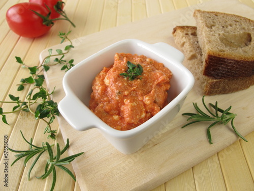 Aufstrich mit Fetakäse, Tomaten und Pizzakräutern photo