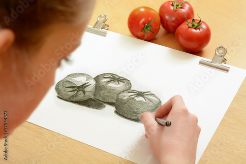 Obraz na plátně Schülerin malt Tomaten-Arrangement