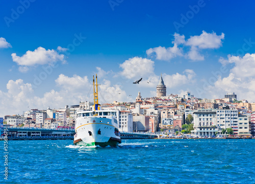 Fototapet Cityscape with Galata Tower over the Golden Horn in Istanbul