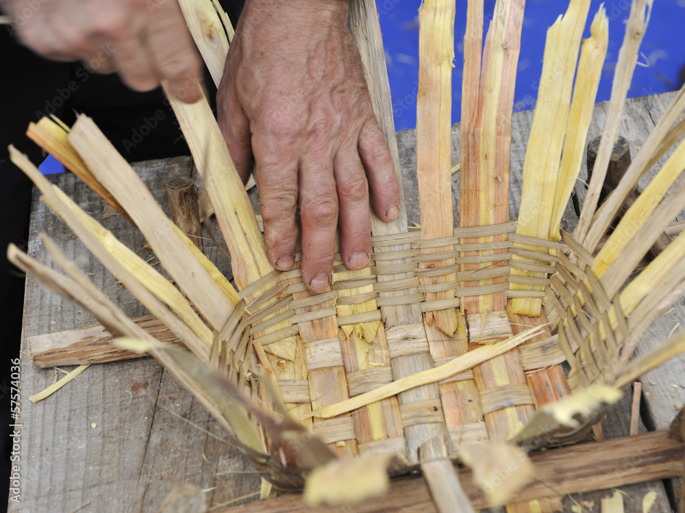 Fotografie basketwork and artisan hands