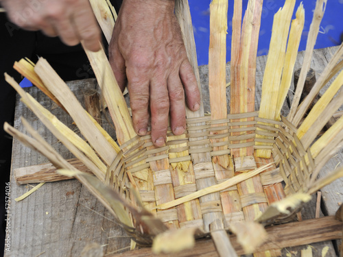 Fotografie basketwork and artisan hands
