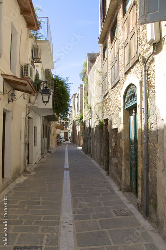 Fototapeta Naklejka Na Ścianę i Meble -  Enge Gassen in der historischen Altstadt von Rethymno auf Kreta