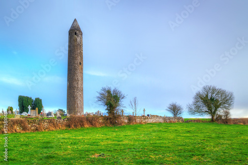 Kilmacduagh monastery with stone tower in Ireland © Patryk Kosmider