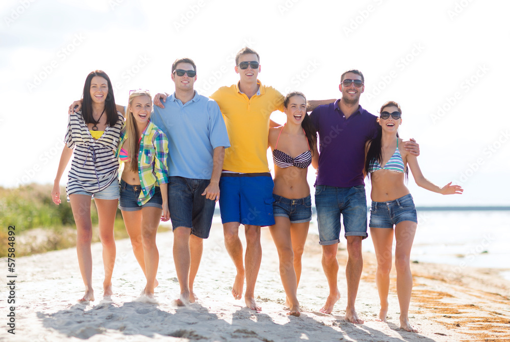 Obraz premium group of friends having fun on the beach