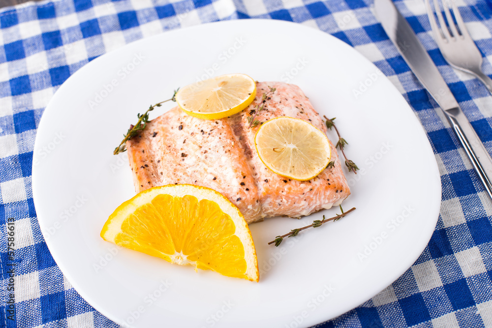 Salmon fillet with citrus and thyme Salmon fillet with citrus and thyme