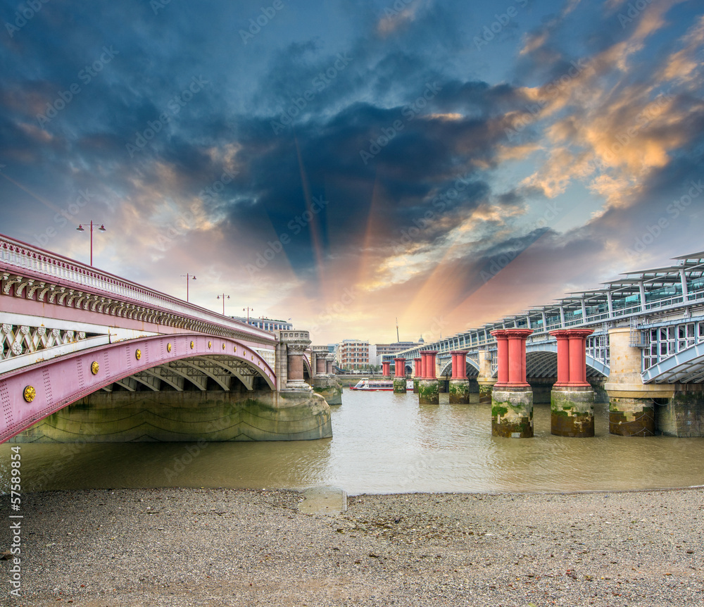 Fototapeta premium London. Blackfriars Bridge view from River Thames