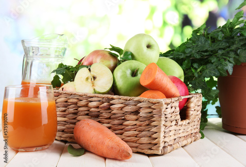 Fototapeta Naklejka Na Ścianę i Meble -  Sweet apples, juice and carrots