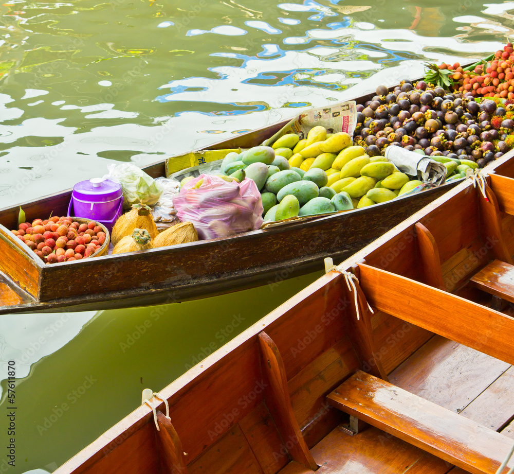 Fototapeta premium Lifestyle at Damnoen Saduak Floating market in Thailand