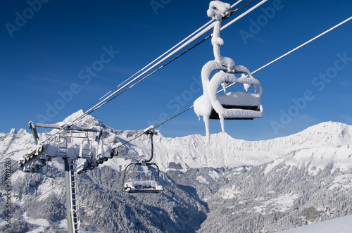 télésiège sous la neige