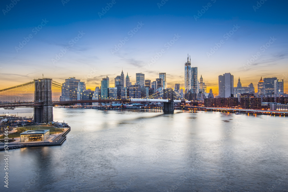 Naklejka premium Brooklyn Bridge w Nowym Jorku oglądany z góry East River