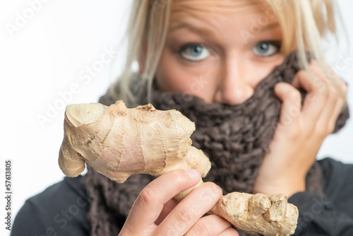 Kranke Frau mit Ingwerknolle photo